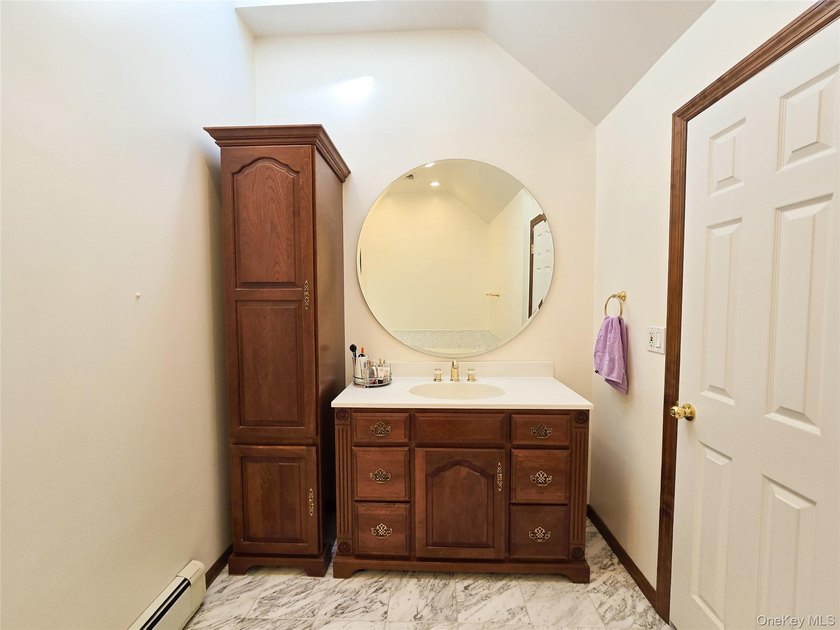 This Home Feature Very Bright 4 Bedrooms,2 Full Bath. Ceramic - photo 10