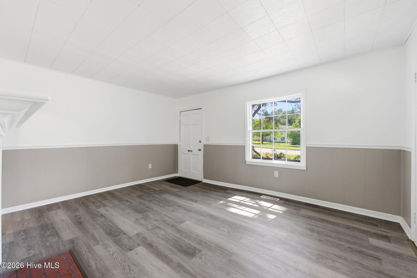 Updated two-bedroom one-bathroom home within minutes of medical - photo 7