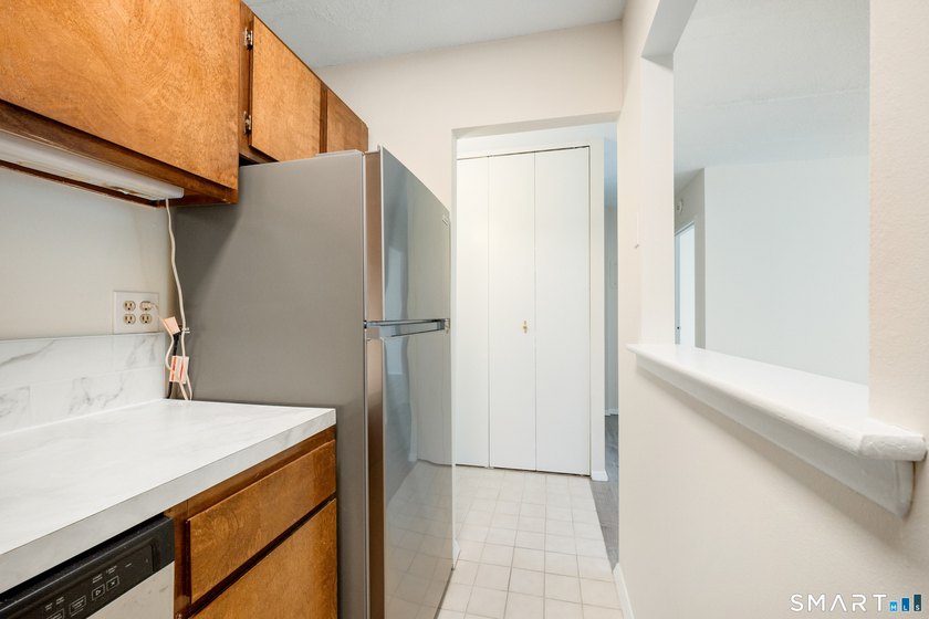 Newly renovated spacious 1 bedroom condo in the heart of - photo 3
