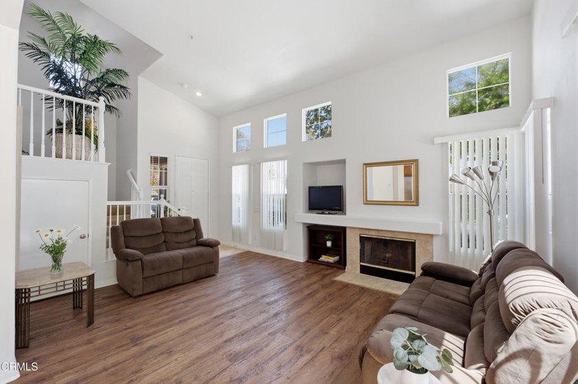 Welcome to this beautifully maintained 3-bedroom, 3-bathroom - photo 11