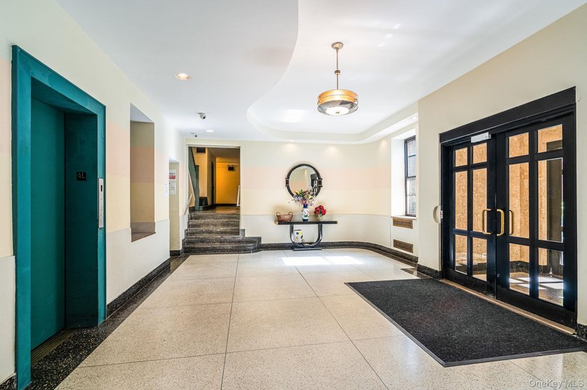 Commuters Dream!! Step into this spacious sun-drenched 1-bedroom - photo 3