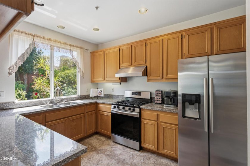 Welcome to this beautifully maintained 3-bedroom, 3-bathroom - photo 15
