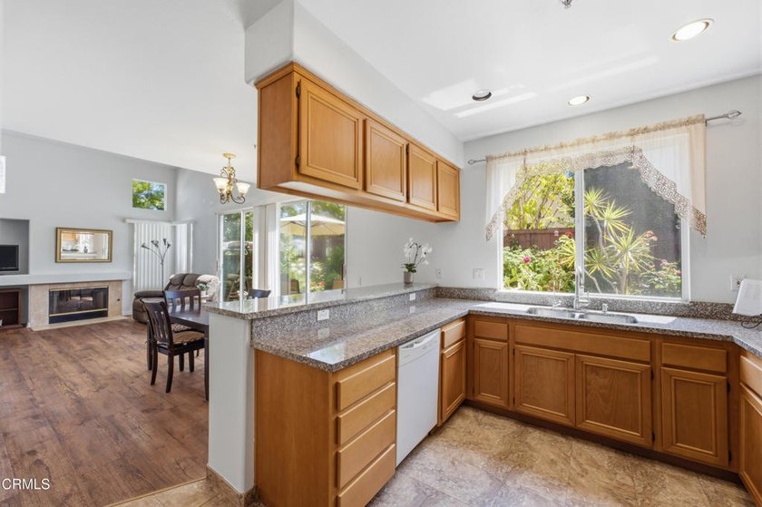 Welcome to this beautifully maintained 3-bedroom, 3-bathroom - photo 17