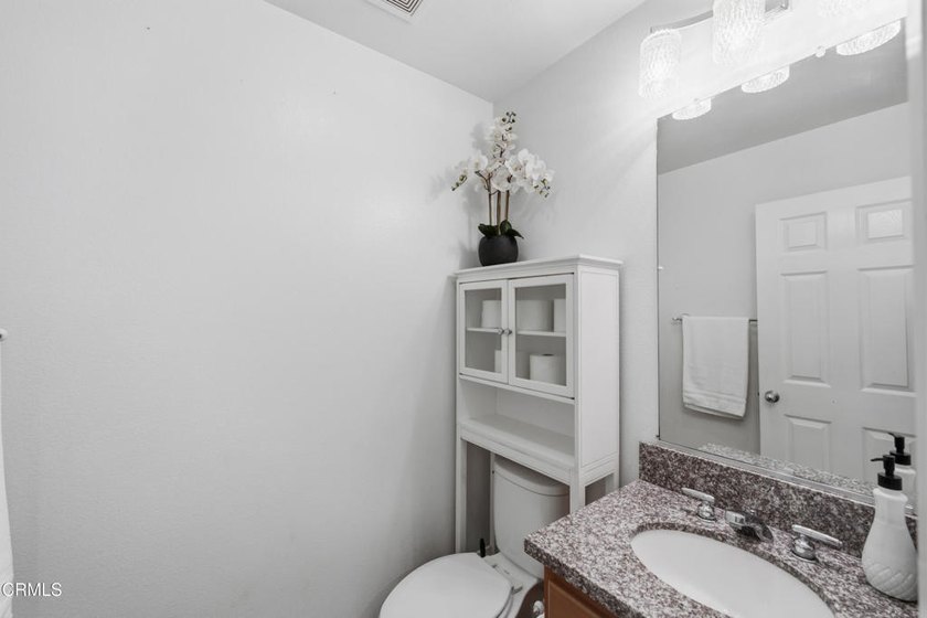 Welcome to this beautifully maintained 3-bedroom, 3-bathroom - photo 20