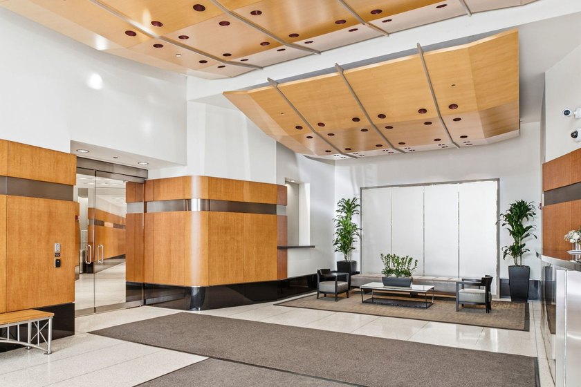 Bright &amp; Beautiful Northeast Exposure - this high floor, well - photo 2