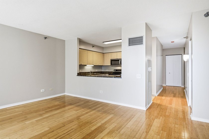 Bright &amp; Beautiful Northeast Exposure - this high floor, well - photo 3