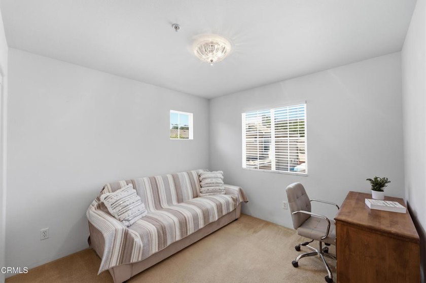 Welcome to this beautifully maintained 3-bedroom, 3-bathroom - photo 23