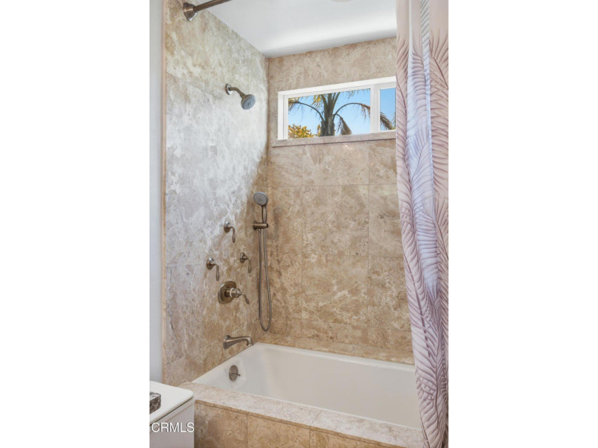 Welcome to this beautifully maintained 3-bedroom, 3-bathroom - photo 25