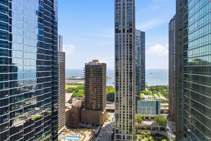 Bright &amp; Beautiful Northeast Exposure - this high floor, well - photo 8