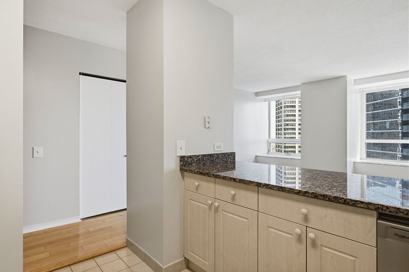 Bright &amp; Beautiful Northeast Exposure - this high floor, well - photo 10