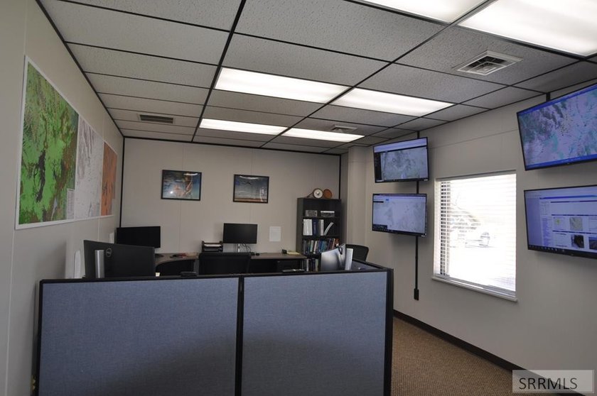 An exceptional opportunity to acquire a versatile commercial - photo 33