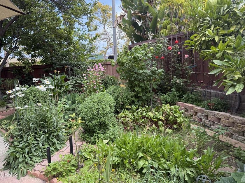 Welcome to this beautifully maintained 3-bedroom, 3-bathroom - photo 35