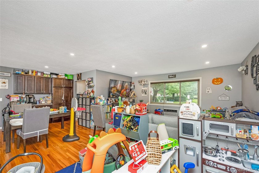 Ground level deluxe 1-bedroom, 1-bath co-op located in a - photo 12
