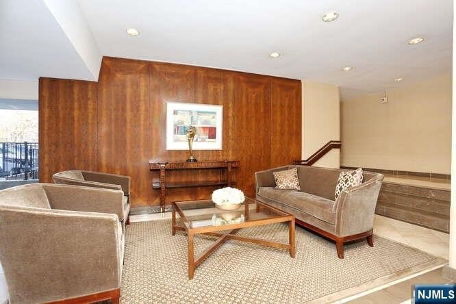 Welcome to an exceptional one bedroom, one full bath duplex - photo 33