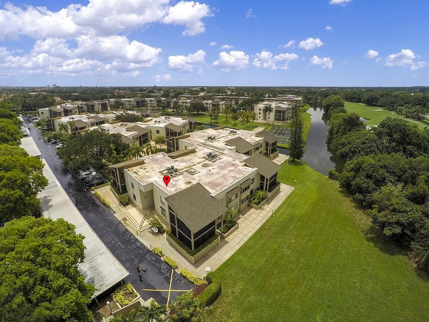 Beautiful 2 bedroom 2 bath unit in Longwood. Large screened wrap - photo 12