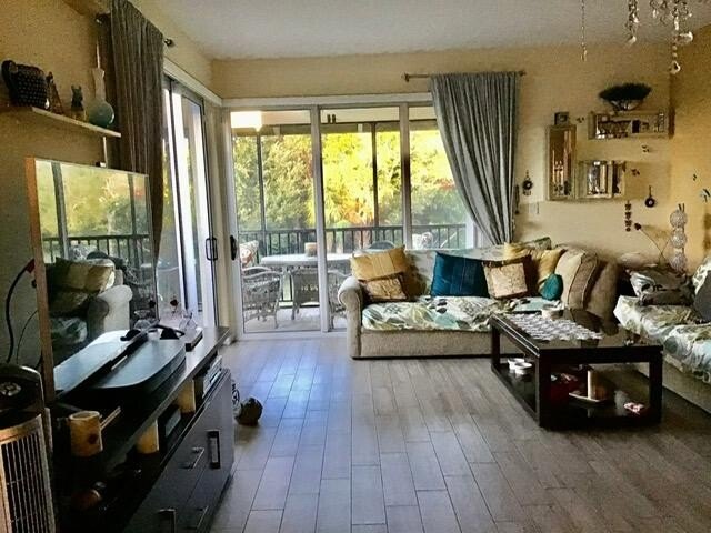 Beautiful 2 bedroom 2 bath unit in Longwood. Large screened wrap - photo 16