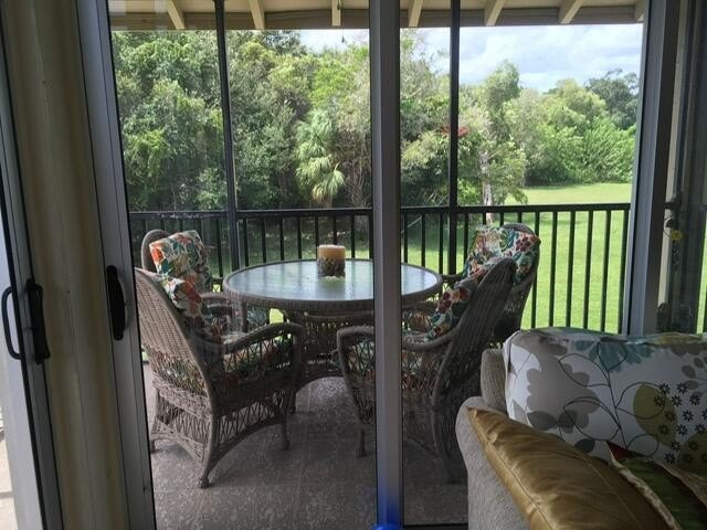 Beautiful 2 bedroom 2 bath unit in Longwood. Large screened wrap - photo 18