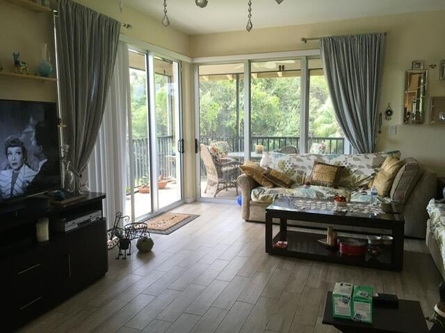 Beautiful 2 bedroom 2 bath unit in Longwood. Large screened wrap - photo 19