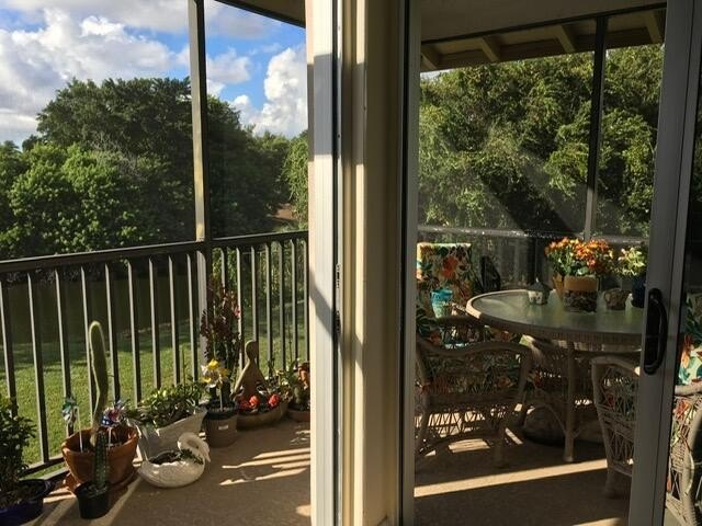 Beautiful 2 bedroom 2 bath unit in Longwood. Large screened wrap - photo 24