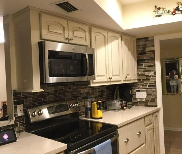 Beautiful 2 bedroom 2 bath unit in Longwood. Large screened wrap - photo 28