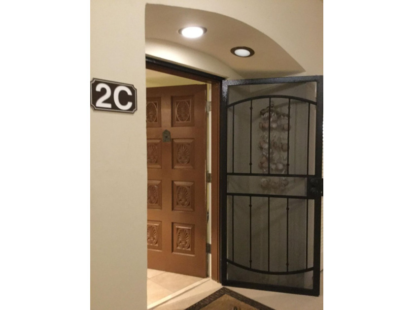 Beautiful 2 bedroom 2 bath unit in Longwood. Large screened wrap - photo 31