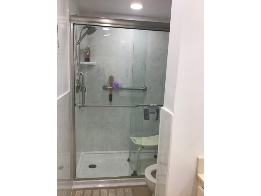 Beautiful 2 bedroom 2 bath unit in Longwood. Large screened wrap - photo 32
