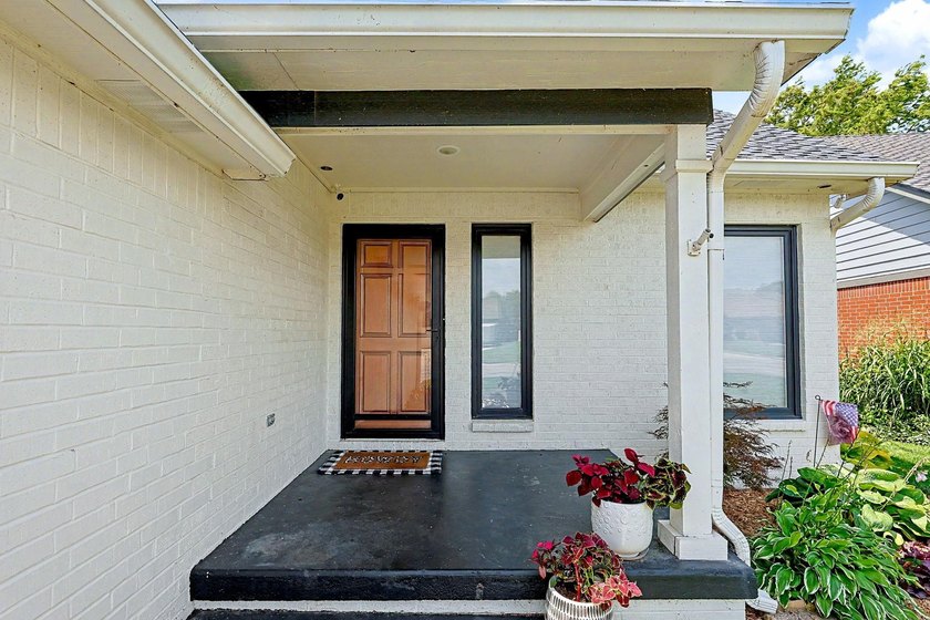 Beautiful modern customized home on the lake side of The - photo 2
