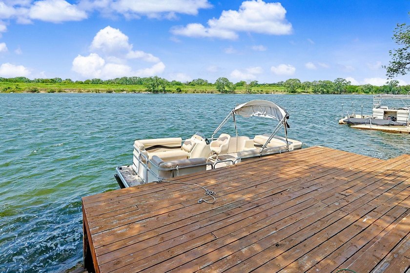 Beautiful modern customized home on the lake side of The - photo 3