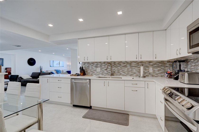 Stunning, Fully Remodeled Oceanfront Condo on the Galt Mile! - photo 11