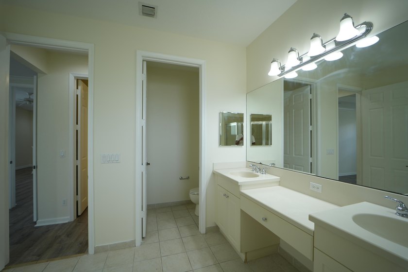 Lovely and spacious Townhome. First floor is all tile formal - photo 14