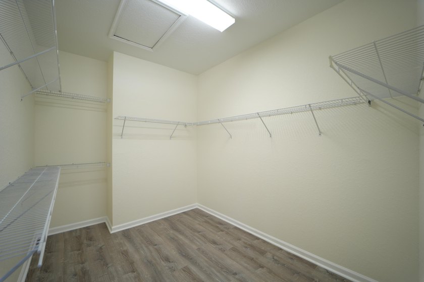 Lovely and spacious Townhome. First floor is all tile formal - photo 15