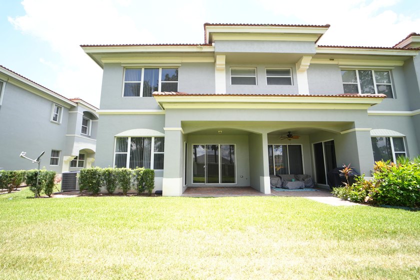 Lovely and spacious Townhome. First floor is all tile formal - photo 16