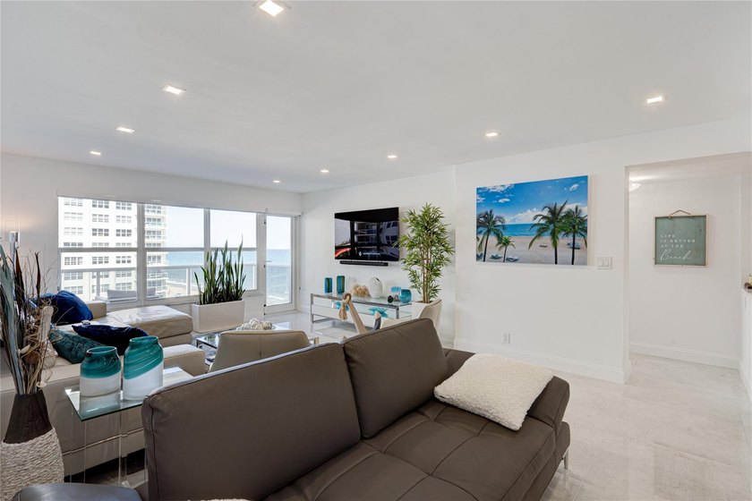 Stunning, Fully Remodeled Oceanfront Condo on the Galt Mile! - photo 16