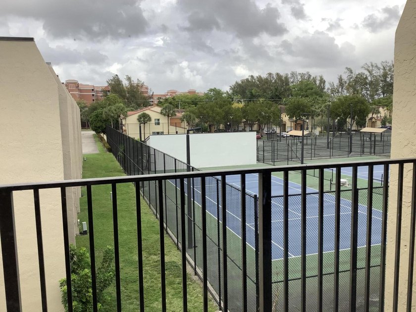 This beautifully renovated 2-bedroom, 2-bathroom townhouse is - photo 17