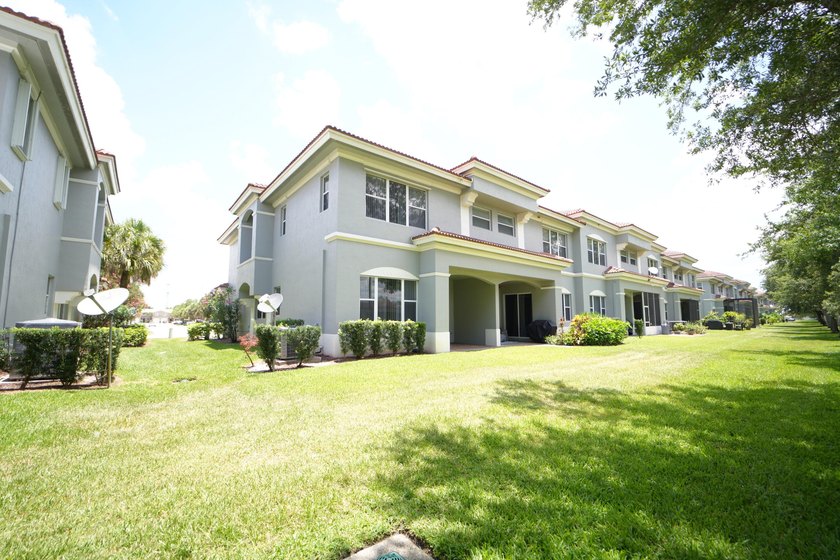 Lovely and spacious Townhome. First floor is all tile formal - photo 17