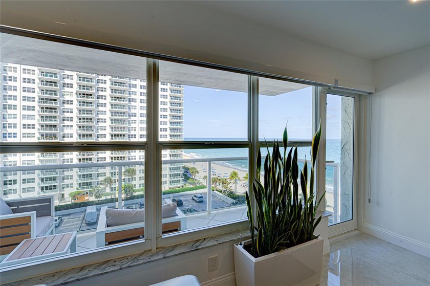 Stunning, Fully Remodeled Oceanfront Condo on the Galt Mile! - photo 19