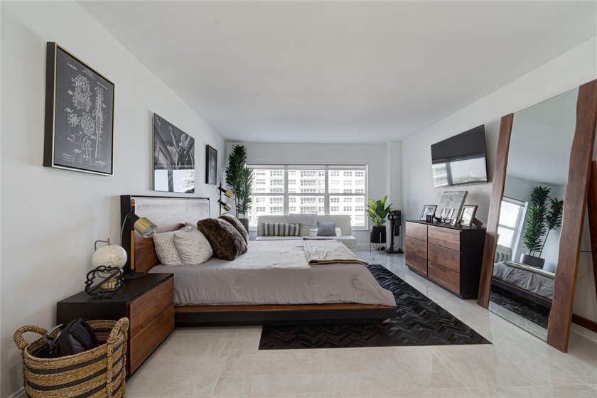 Stunning, Fully Remodeled Oceanfront Condo on the Galt Mile! - photo 20