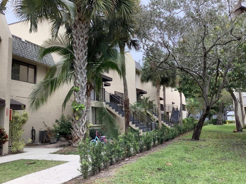 This beautifully renovated 2-bedroom, 2-bathroom townhouse is - photo 21