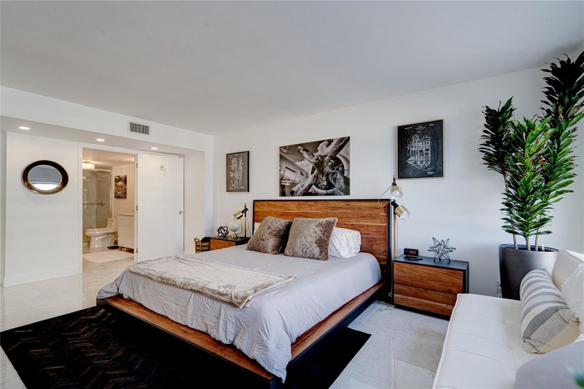 Stunning, Fully Remodeled Oceanfront Condo on the Galt Mile! - photo 22