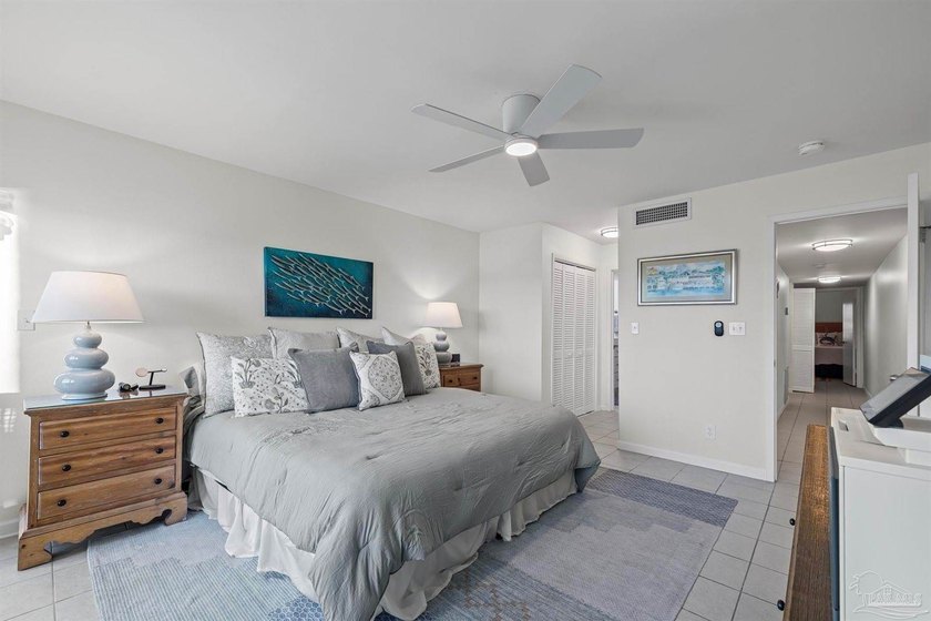 WATERFRONT PERFECTION - ONE OF A KIND! This exceptional 3 bed, 3 - photo 23