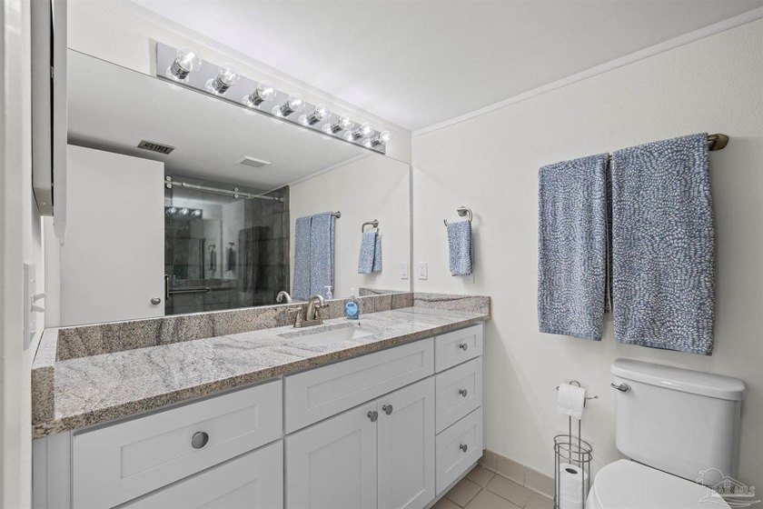 WATERFRONT PERFECTION - ONE OF A KIND! This exceptional 3 bed, 3 - photo 25