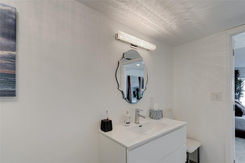 Stunning, Fully Remodeled Oceanfront Condo on the Galt Mile! - photo 25