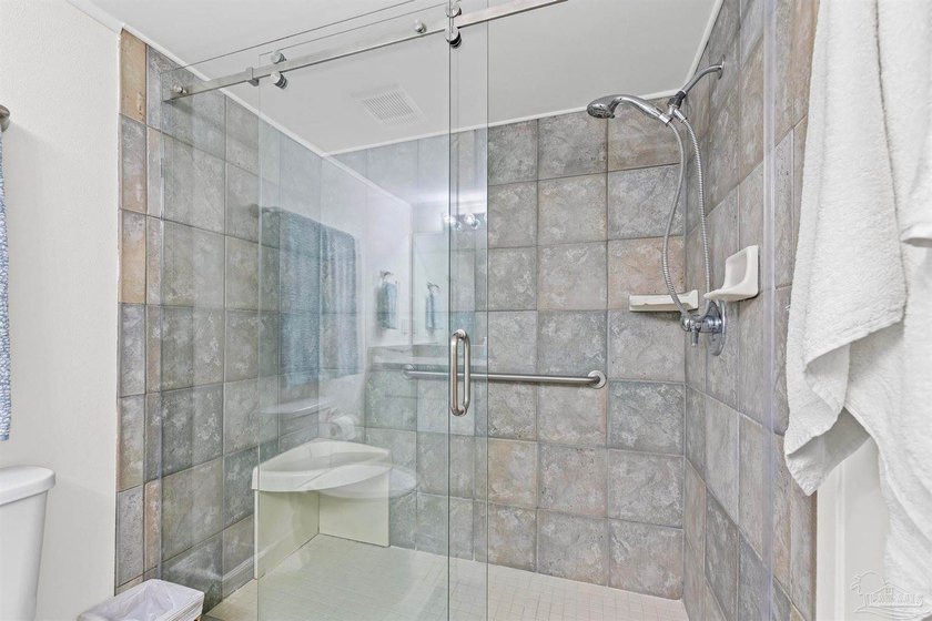 WATERFRONT PERFECTION - ONE OF A KIND! This exceptional 3 bed, 3 - photo 26