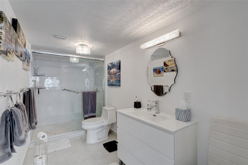 Stunning, Fully Remodeled Oceanfront Condo on the Galt Mile! - photo 26