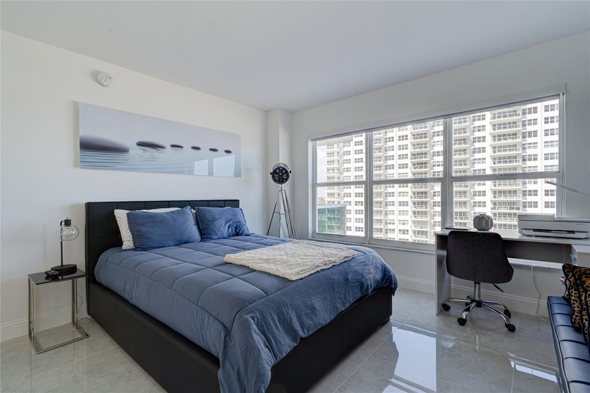 Stunning, Fully Remodeled Oceanfront Condo on the Galt Mile! - photo 28