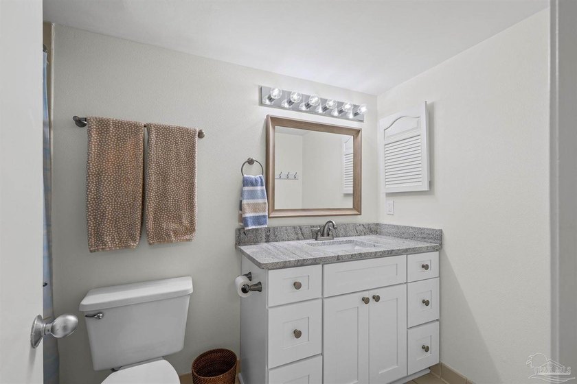 WATERFRONT PERFECTION - ONE OF A KIND! This exceptional 3 bed, 3 - photo 29