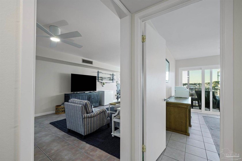 WATERFRONT PERFECTION - ONE OF A KIND! This exceptional 3 bed, 3 - photo 31