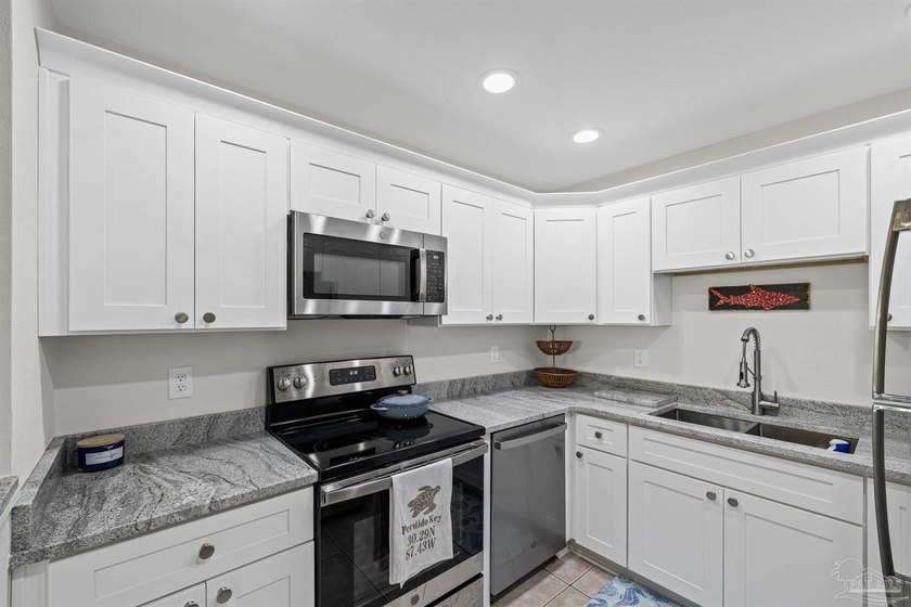 WATERFRONT PERFECTION - ONE OF A KIND! This exceptional 3 bed, 3 - photo 35