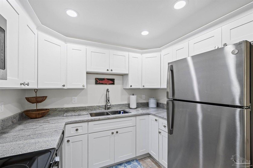 WATERFRONT PERFECTION - ONE OF A KIND! This exceptional 3 bed, 3 - photo 36