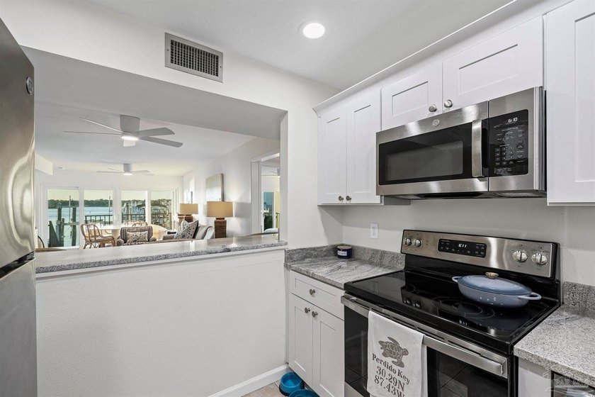 WATERFRONT PERFECTION - ONE OF A KIND! This exceptional 3 bed, 3 - photo 37